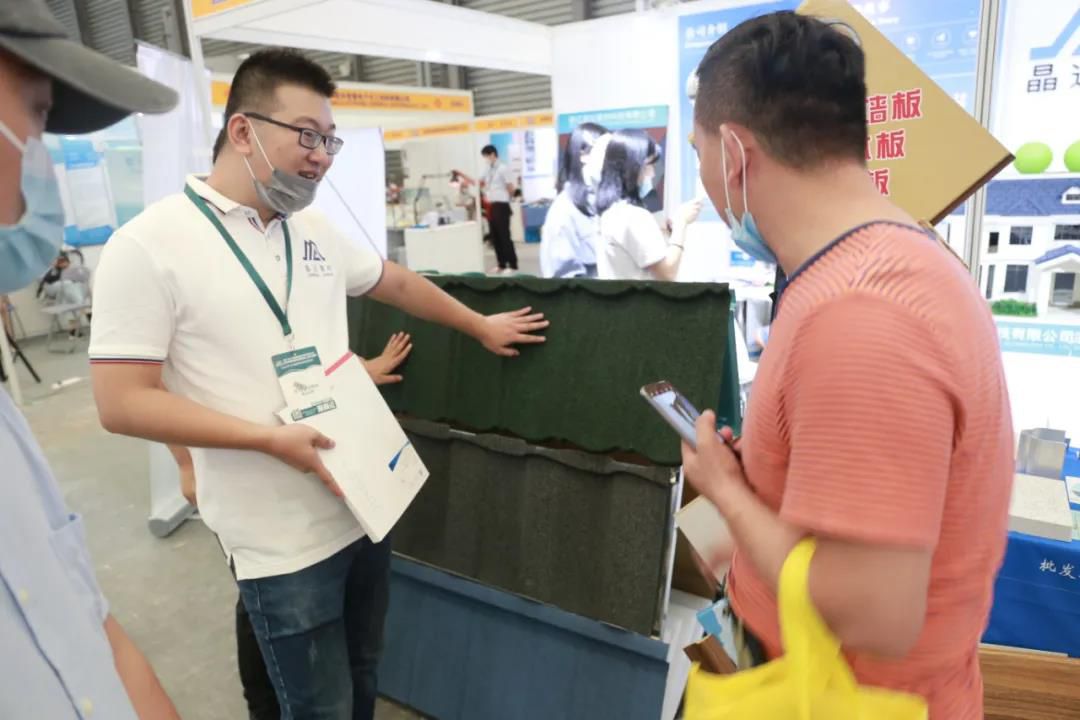 客戶經理向客戶介紹彩石金屬瓦 .jpg 客戶經理向客戶介紹彩石金屬瓦 .jpg